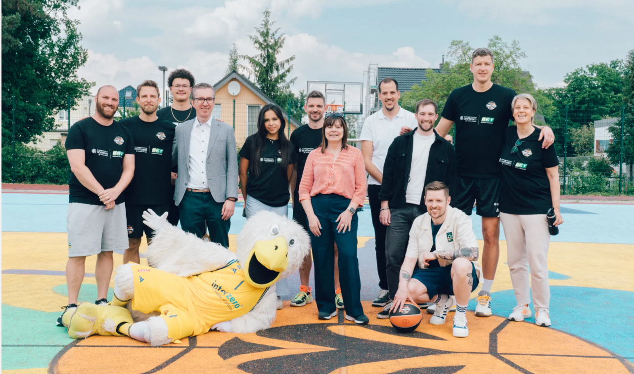 BKT AND ONE TEAM TEAM UP TO DONATE A NEW BASKETBALL COURT TO A SCHOOL IN BERLIN 1