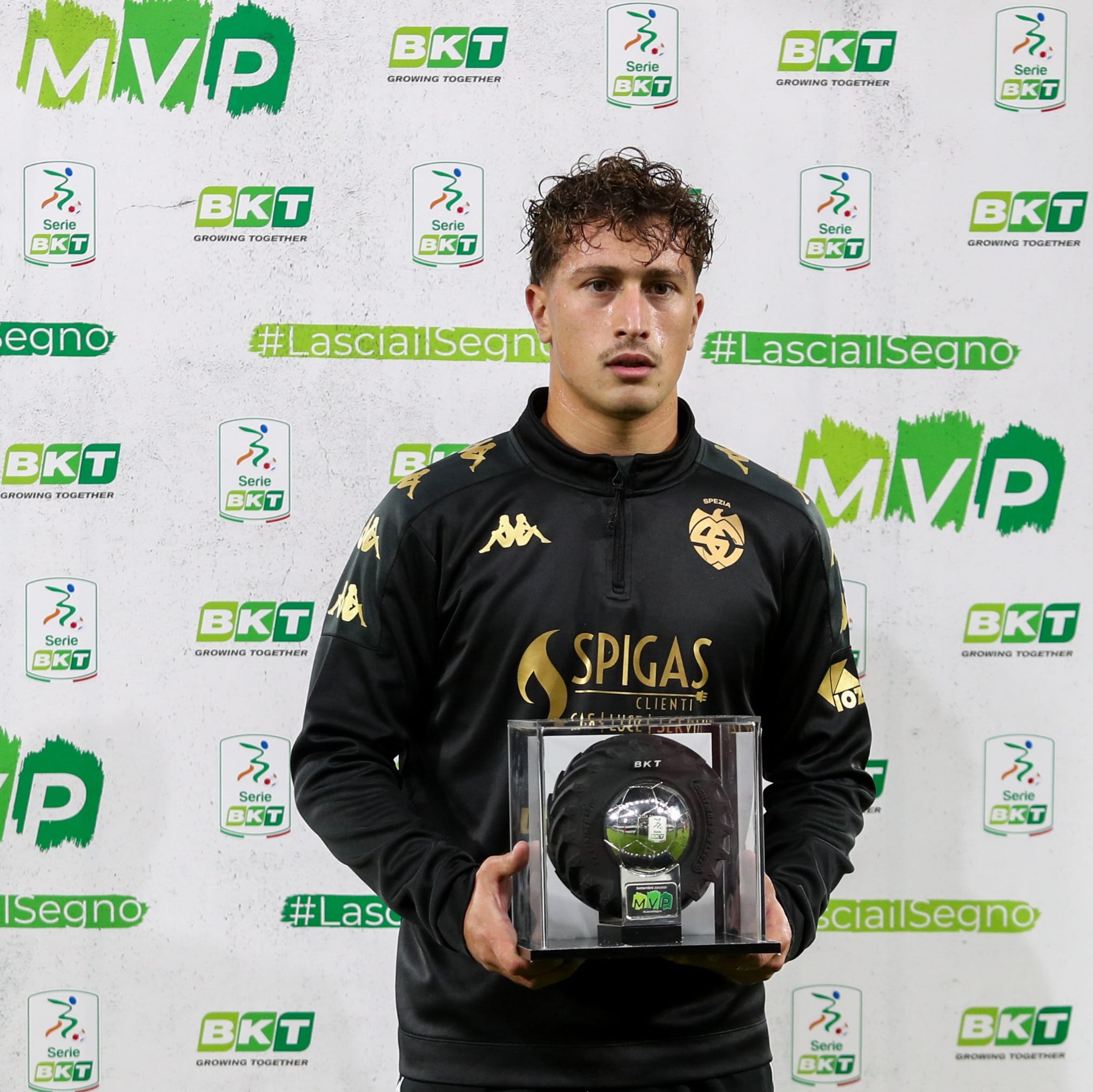 SALVATORE ESPOSITO LEVANTA EL TROFEO MVP DE LA SERIE BKT DE SEPTIEMBRE 1