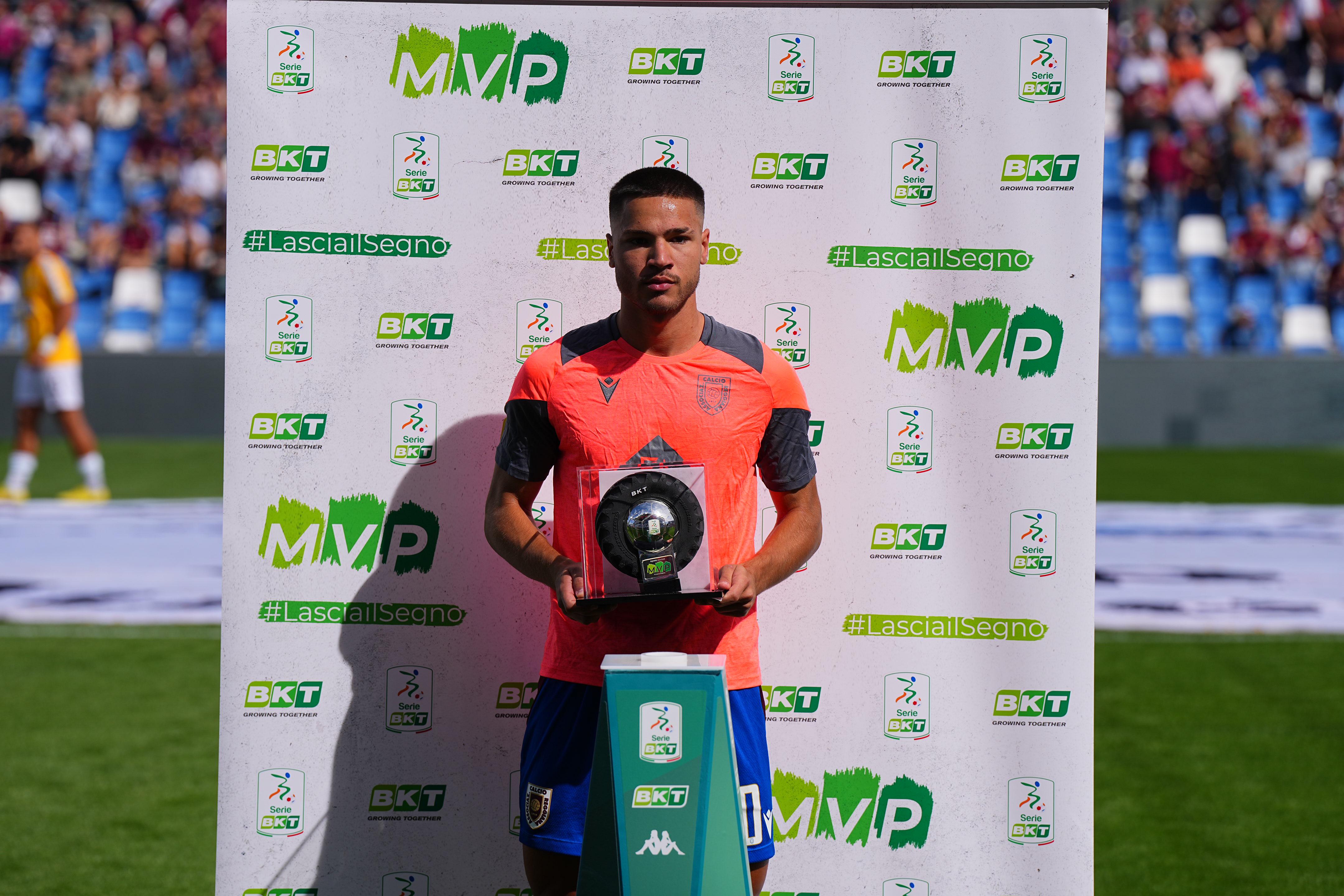 SALVATORE ESPOSITO ALZA IL TROFEO MVP DELLA SERIE BKT DI SETTEMBRE 1