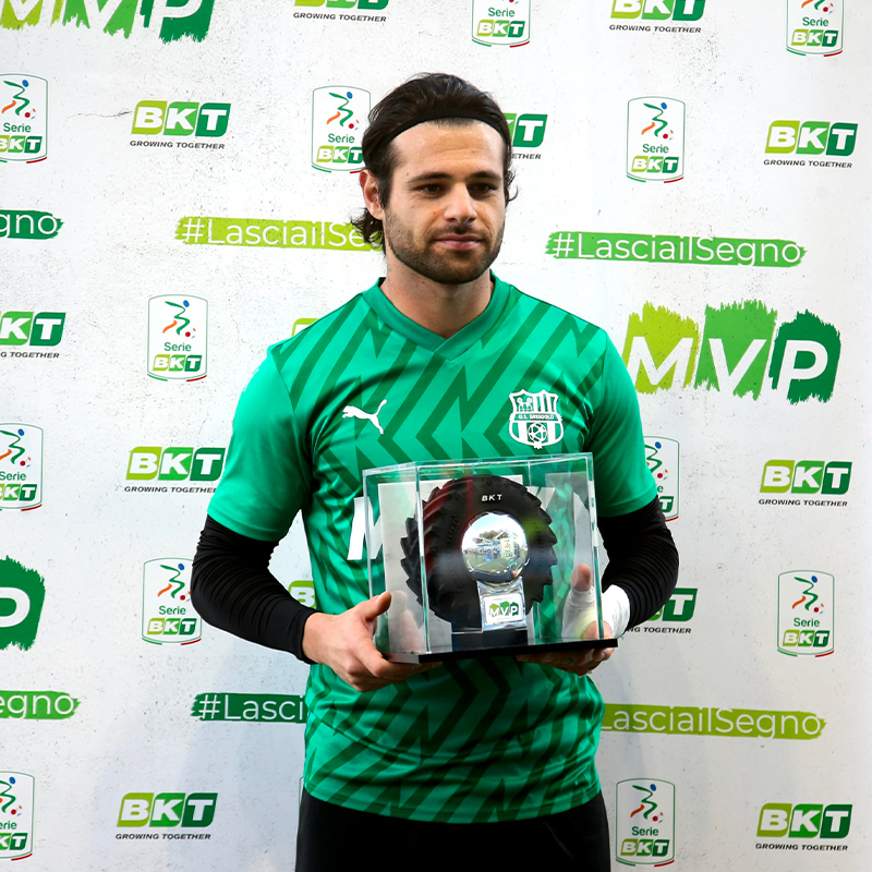 NICHOLAS PIERINI LIFTS THE SERIE BKT MVP TROPHY FOR OCTOBER 1