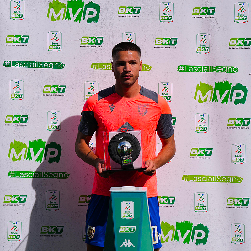 ANTONIO VERGARA LIFTS THE SERIE BKT MVP TROPHY FOR AUGUST 1