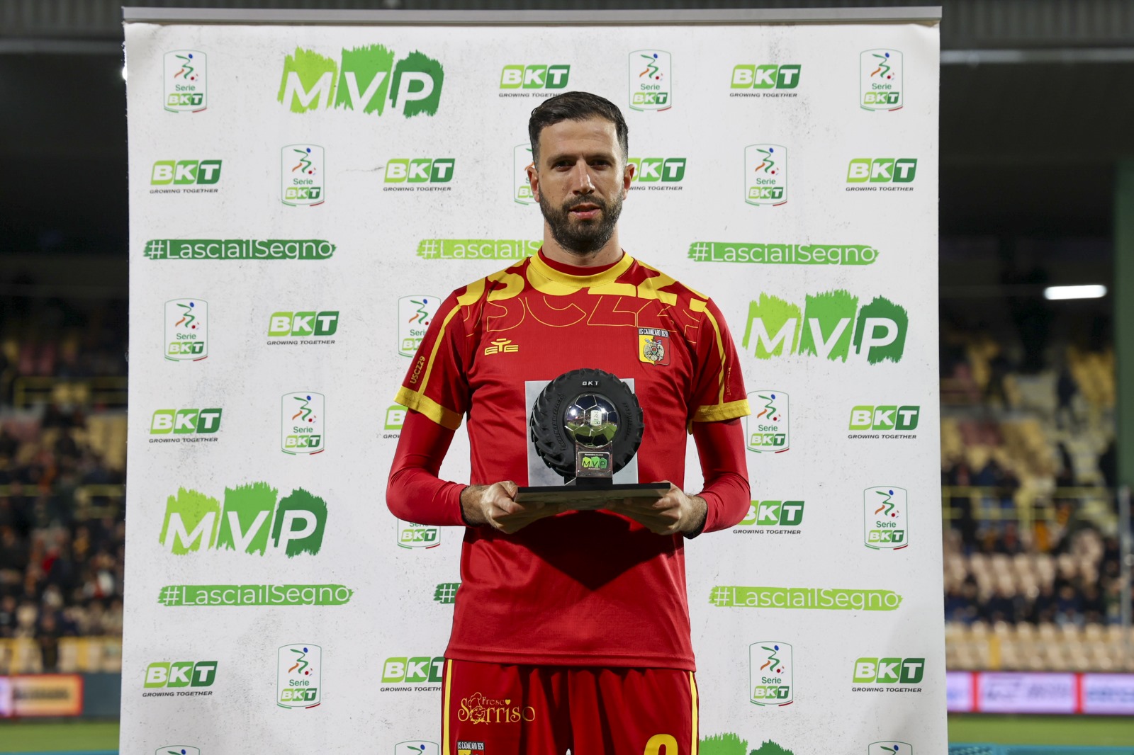 PIETRO IEMMELLO LIFTS THE SERIE BKT MVP TROPHY FOR NOVEMBER 1