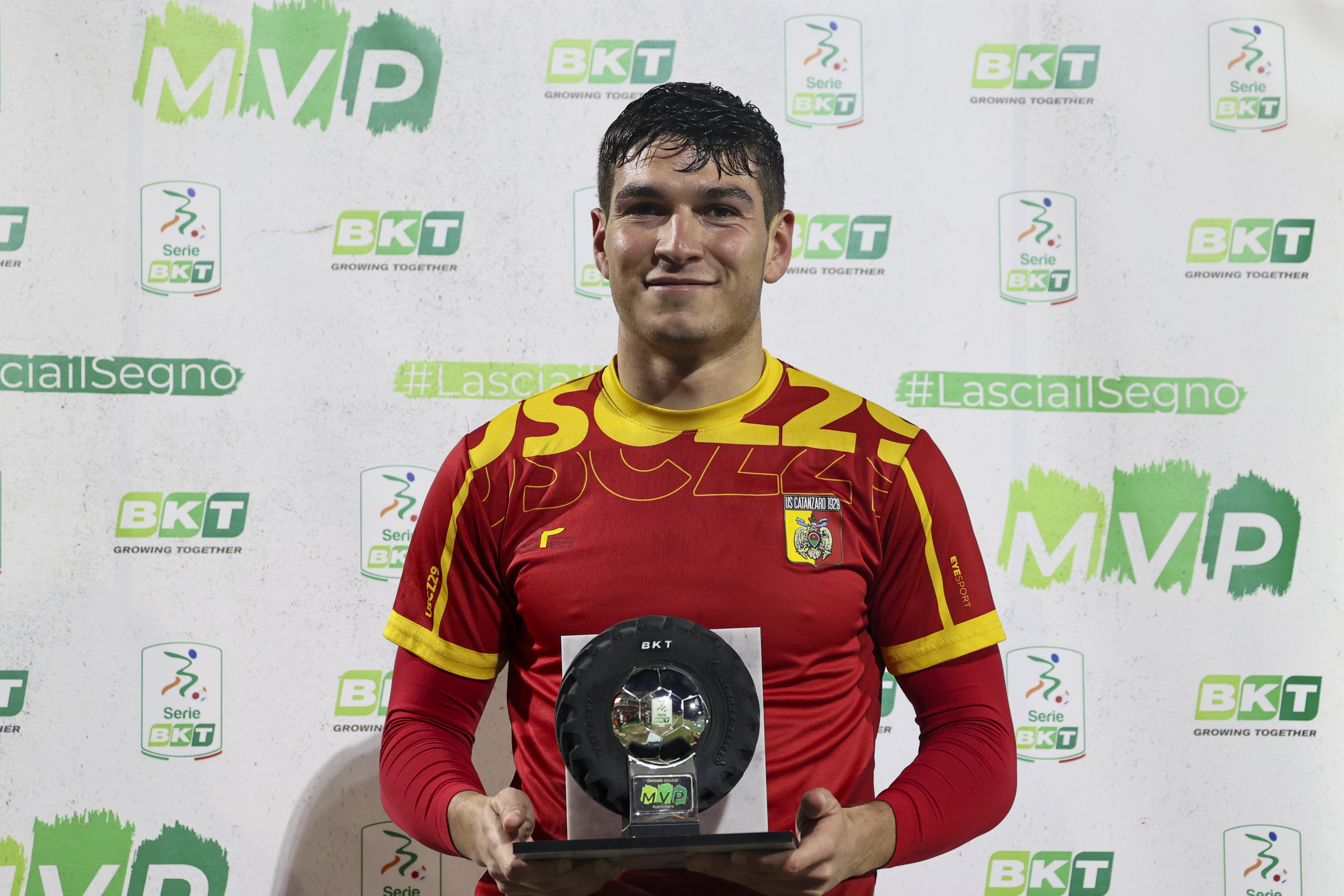 FEDERICO BONINI ALZA IL TROFEO DI MVP DELLA SERIE BKT DI GENNAIO 1