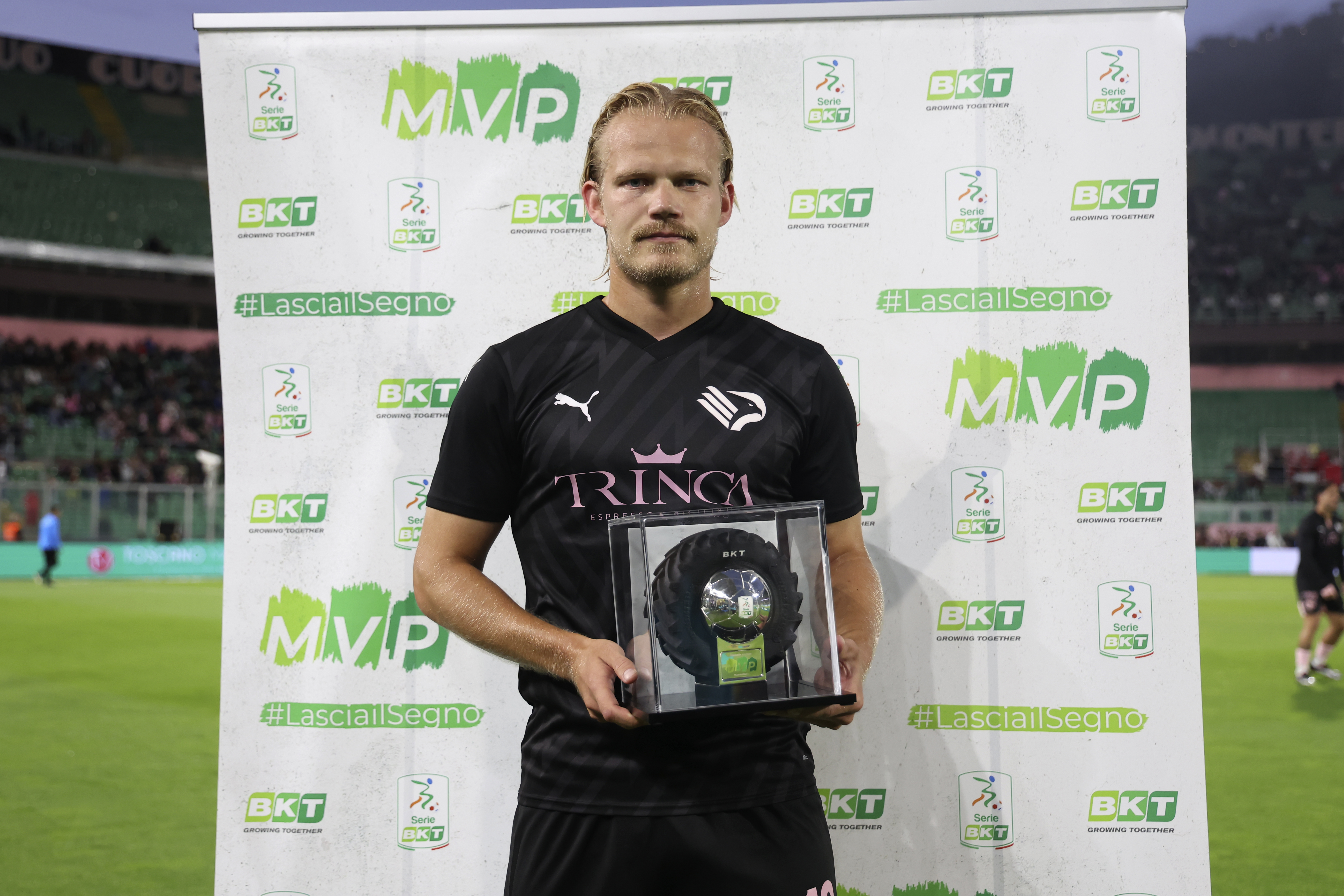 JOEL POHJANPALO LIFTS THE APRIL MVP TROPHY OF SERIE BKT 1
